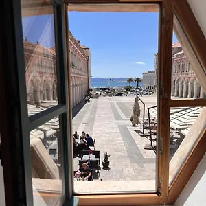 Apartment On The Square, Split